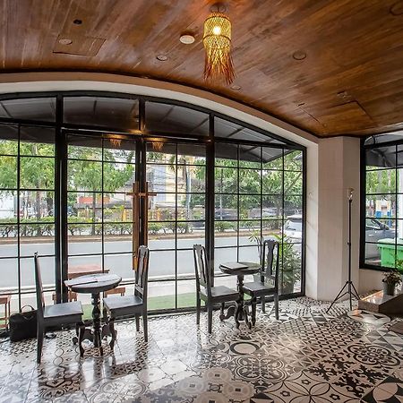 Oyo 821 Connector Hostel Makati City Екстер'єр фото