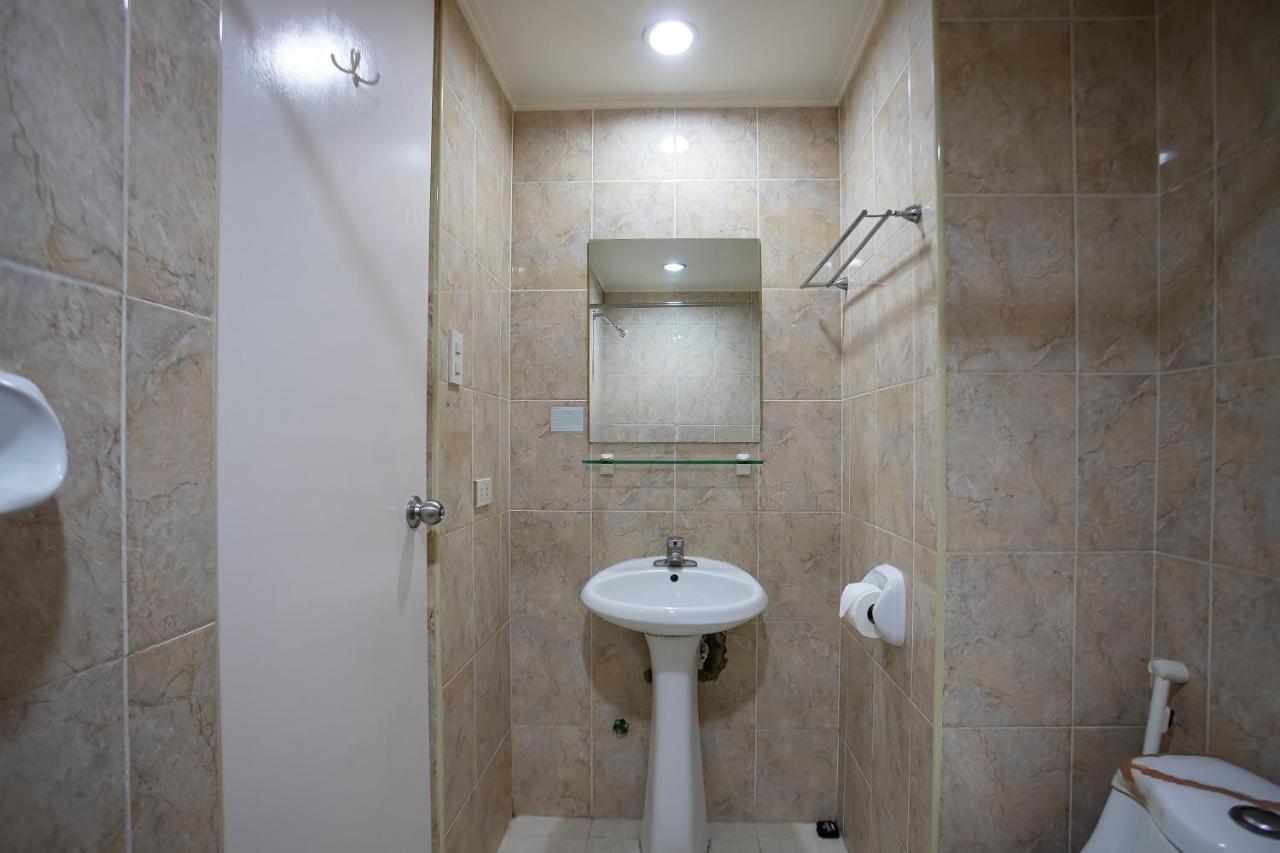 Oyo 821 Connector Hostel Makati City Екстер'єр фото