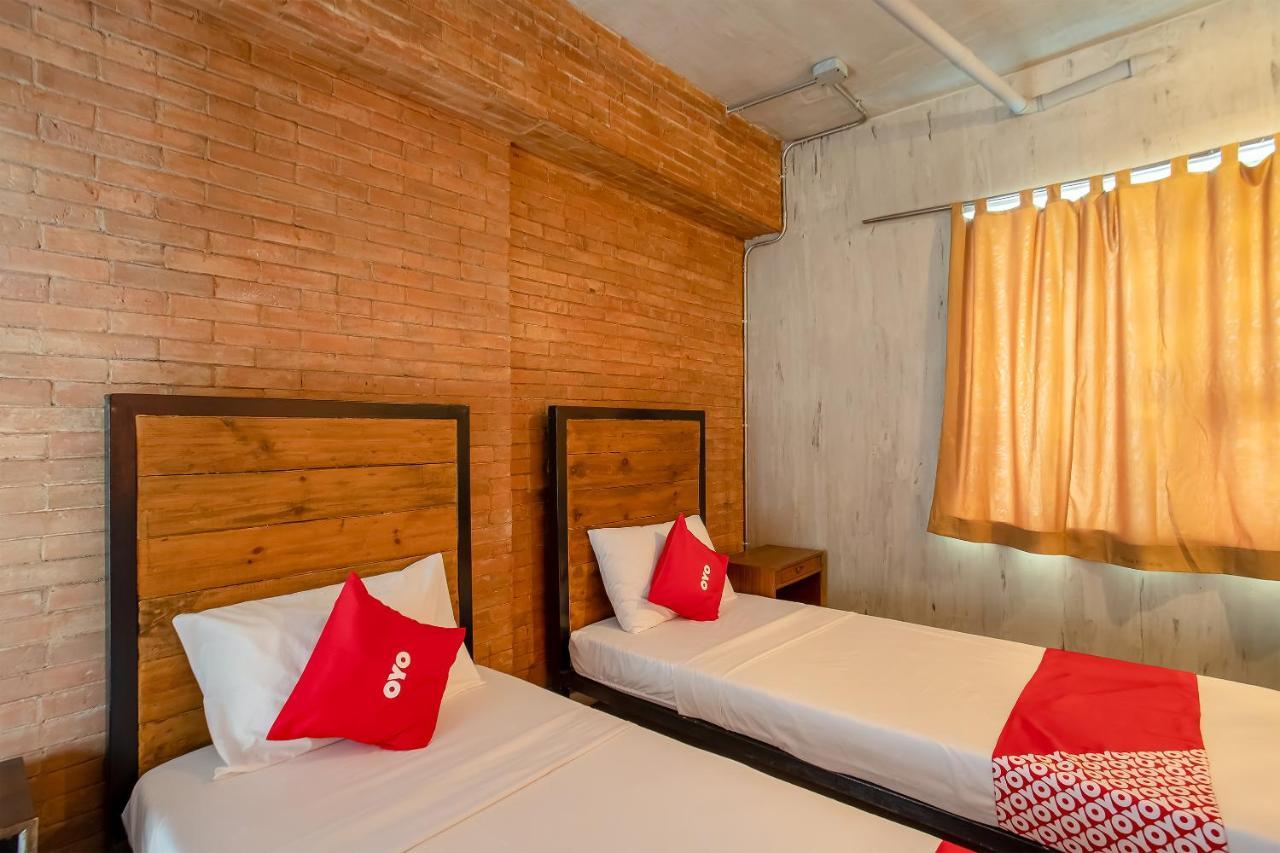 Oyo 821 Connector Hostel Makati City Екстер'єр фото