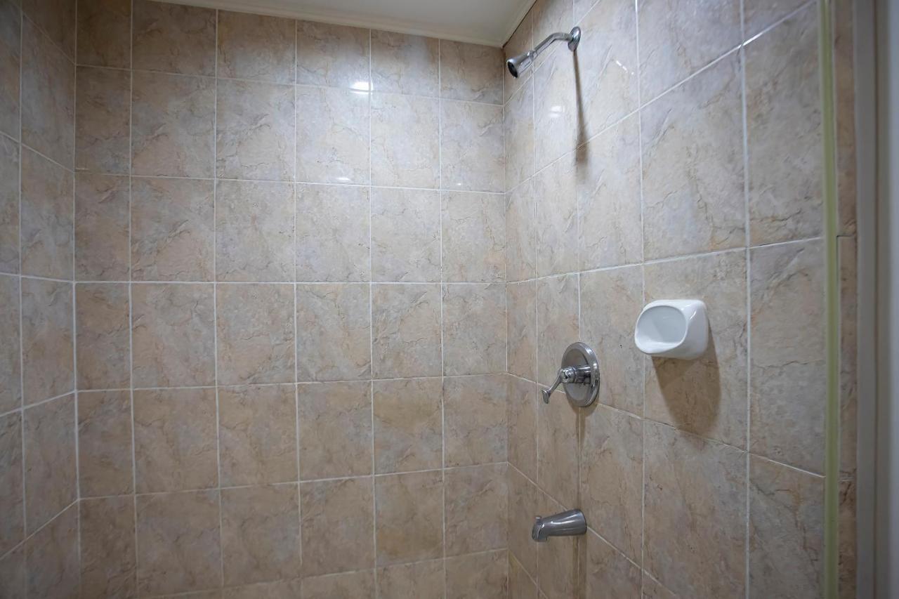 Oyo 821 Connector Hostel Makati City Екстер'єр фото